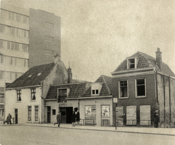 600945 Gezicht op de voor sloop bestemde huizen St. Jacobsstraat 2 (links) -6 te Utrecht.